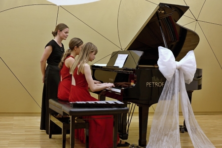 Křídlem v „mašličkách“ a hudbou poděkovala naše škola dárcům